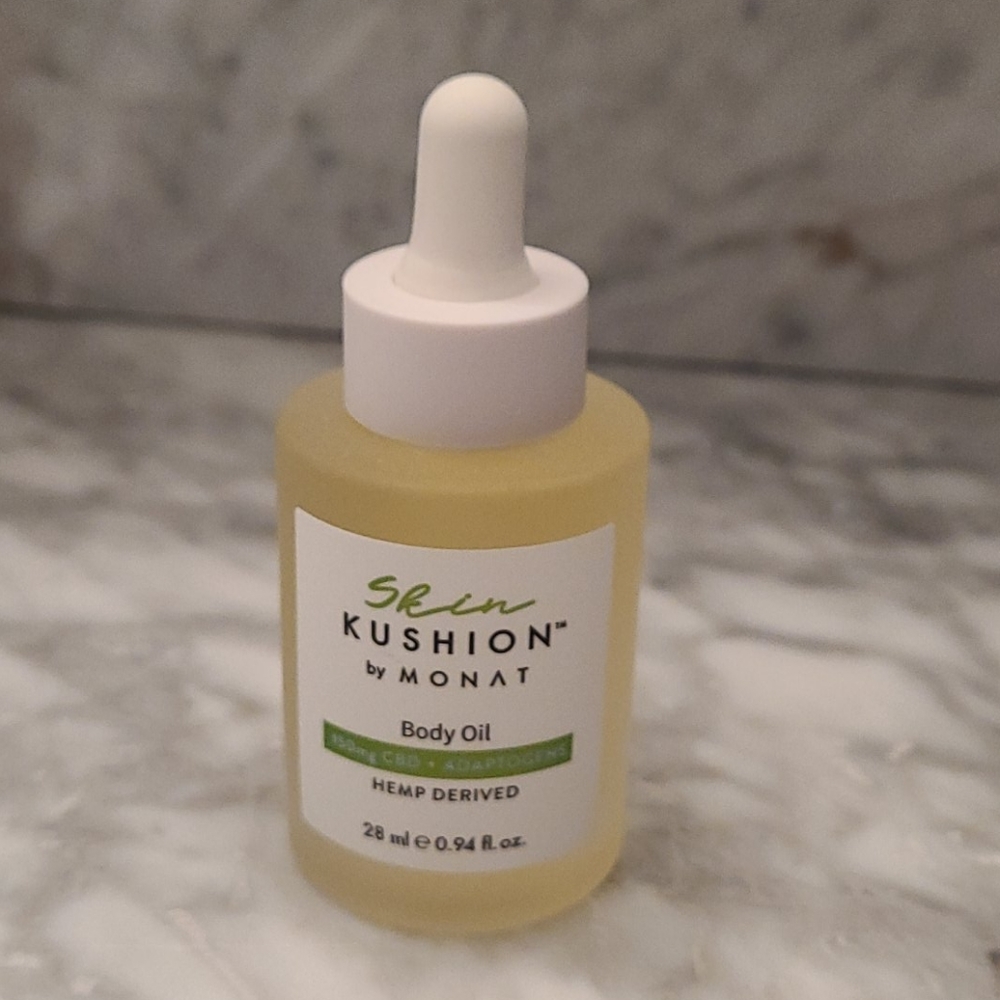 Monat Kushion body oil